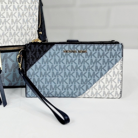 Michael Kors Handbags - ⚠️LAST 1⚠️ Michael Kors Adele Logo Wristlet Wallet